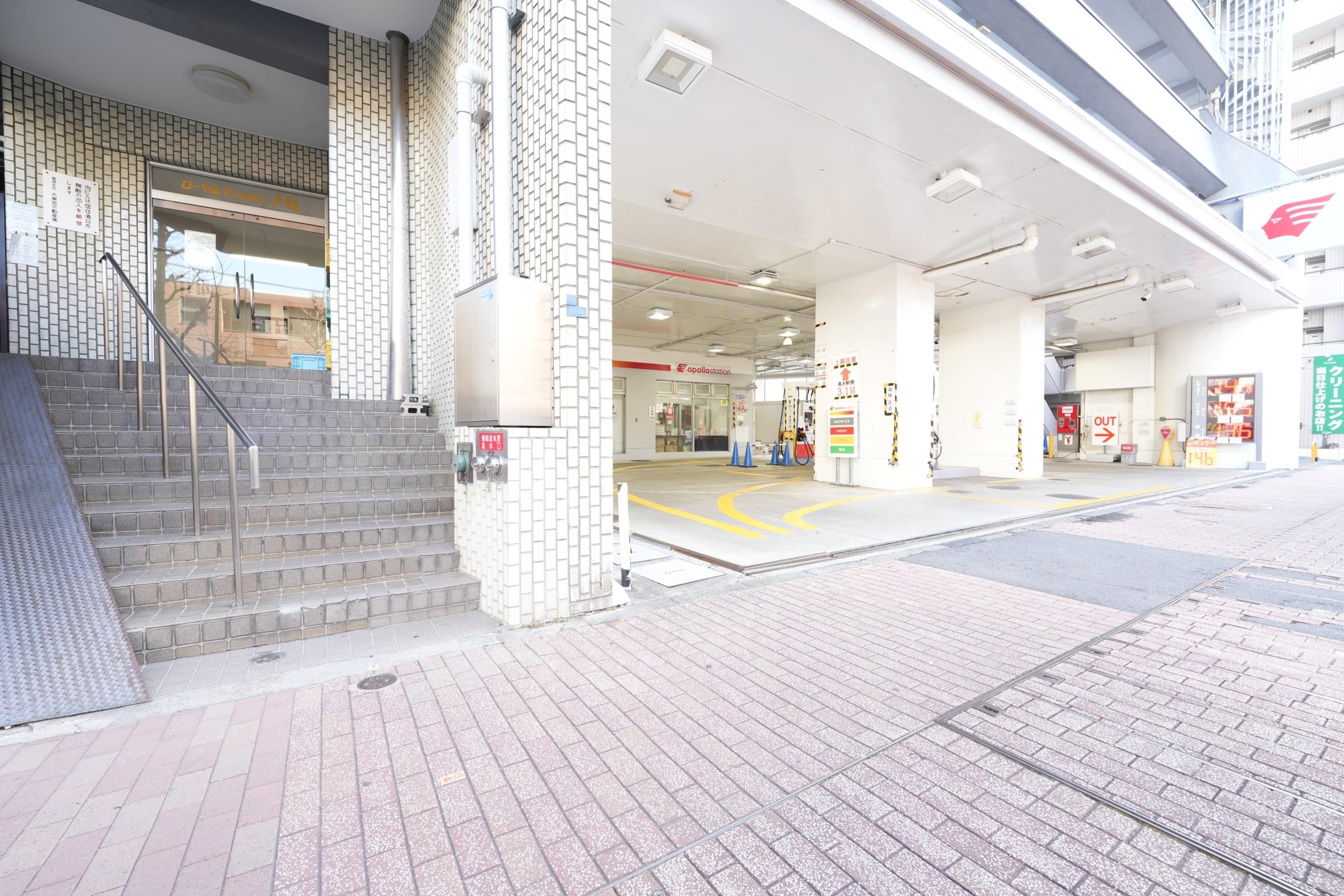 1階はガソリンスタンドです。